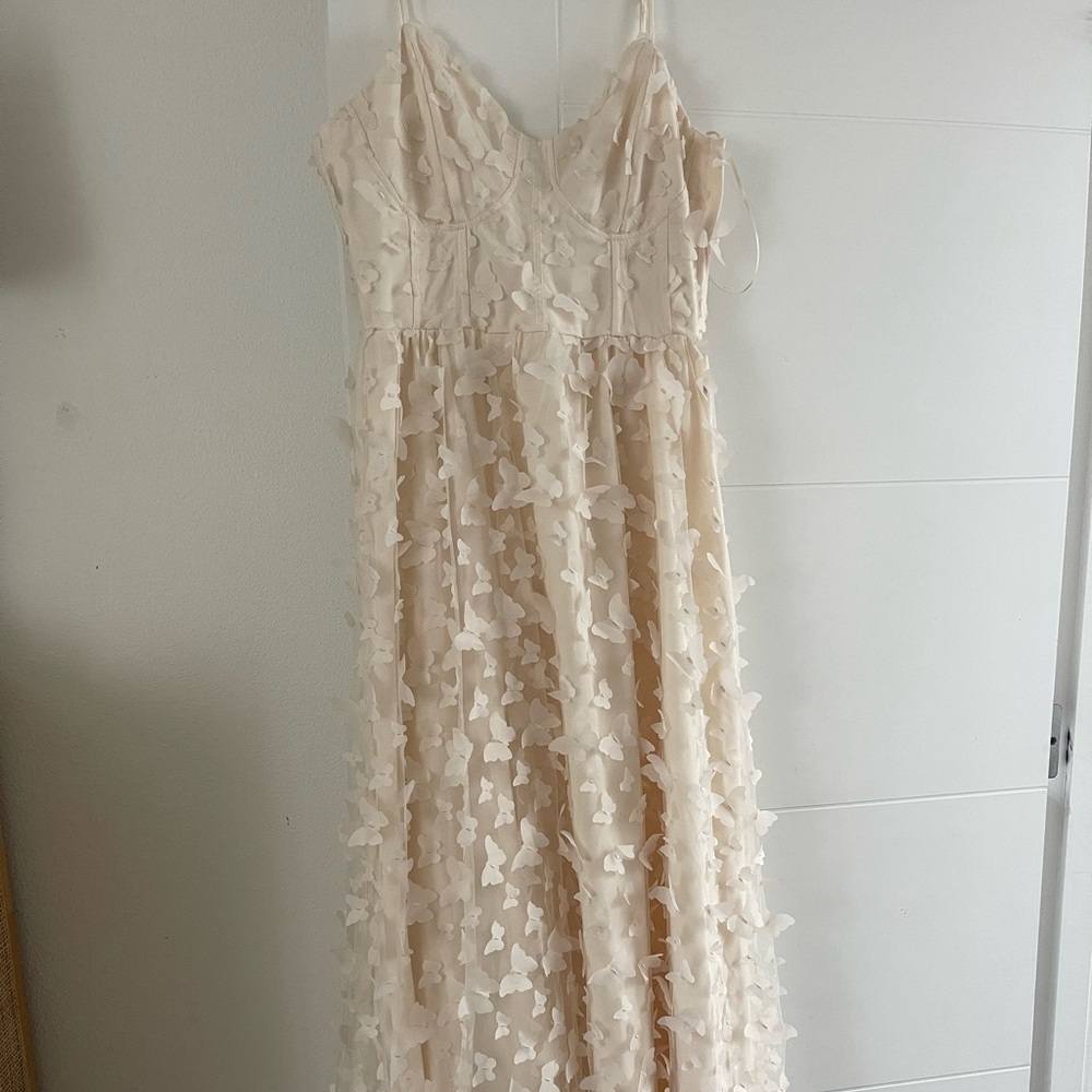 Ivory Spaghetti-Strap Butterfly Appliqué Wedding Dress